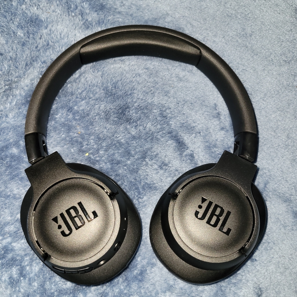 New out of box  JBL Tune700BT headphones